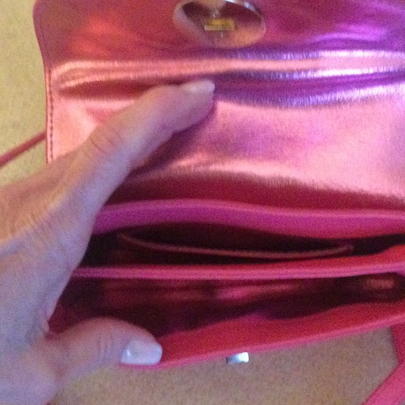 Tory Burch Hot Pink Leather Crossbody with Gold Logo - Picture 6 of 9